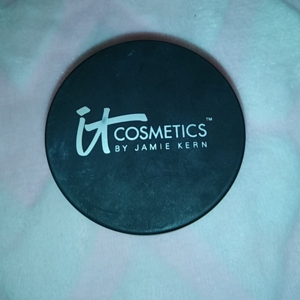 It cosmetics bye bye pores loose powder